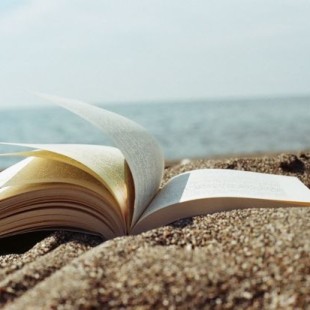 Cosa leggere sotto l’ombrellone? Consigli di lettura
